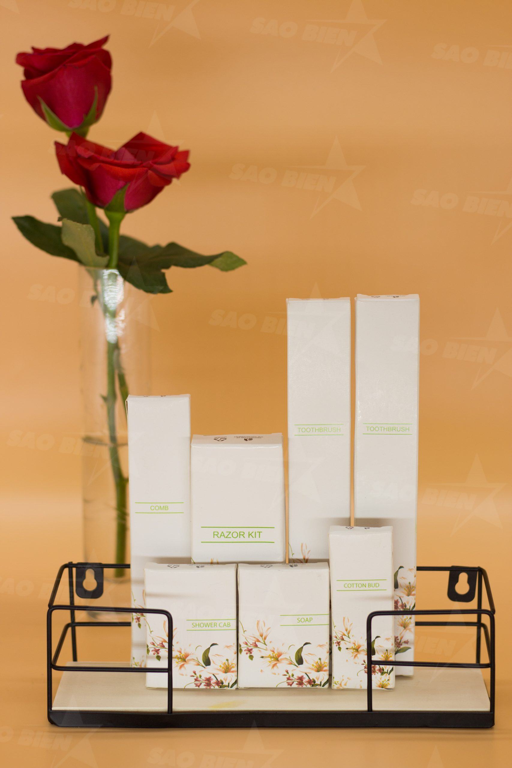 Giấy Ivory có mặt giấy thường là màu trắng (hoặc các màu sáng). giấy Ivory có độ mịn và độ bóng rất cao do được xử lý qua thiết bị “siêu cán láng”. giấy Ivory tương tự như giấy Bristol.