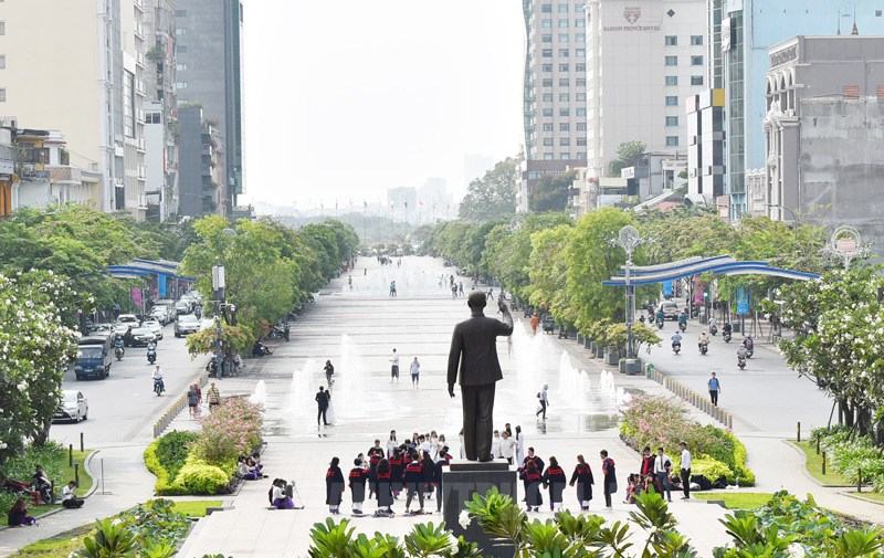phố đi bộ Nguyễn huệ. Địa điểm hấp dẫn giới trẻ. địa điểm nổi tiếng nhất Sài Gòn.