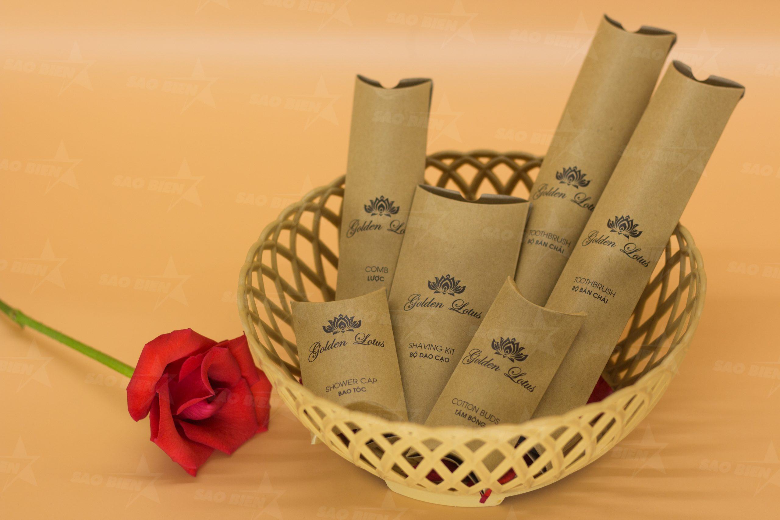 Giấy kraft cũng là loại chất liệu tái sinh. Giấy kraft có thể tái chế thành giấy học sinh, bìa caton, giấy in,… Ngoài ra, giấy Kraft có đặc điểm dễ dàng phân hủy trong môi trường tự nhiên. 